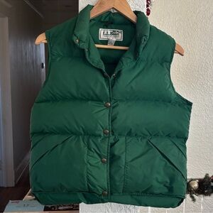 Vintage 90's LL Bean Green Puffer Vest
Size Medium